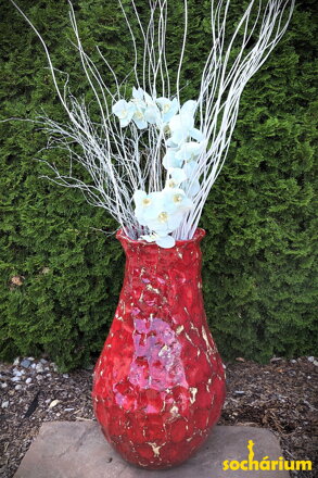 Červená váza klepaná